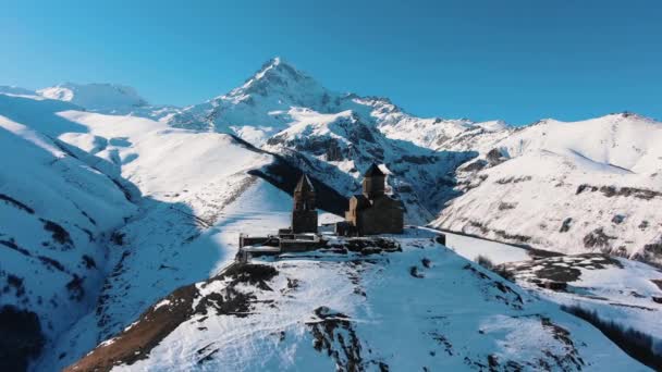 Letecký Pohled Starodávný Křesťanský Chrám Gergeti Štěpantsmindě Pozadí Nejvyšší Hory — Stock video