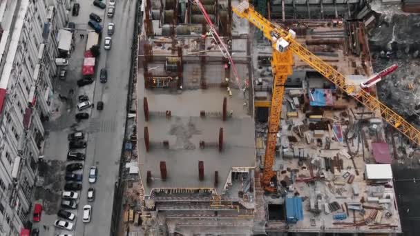 Pohled Shora Dolů Staveniště Stavebními Jeřáby Pracovníky Nalévajícími Beton Výstavbu — Stock video