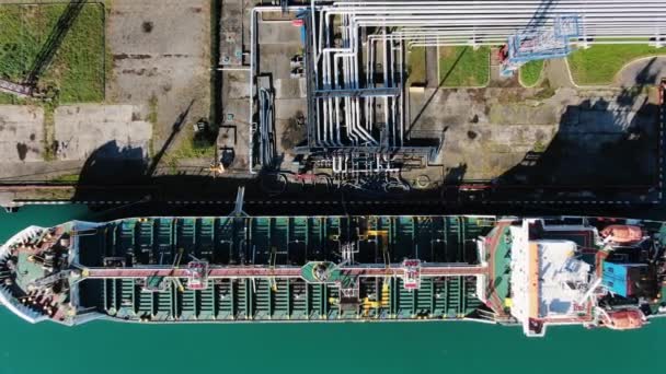 Vista Arriba Hacia Abajo Petrolero Repostando Petróleo Puerto Marítimo Terminal — Vídeos de Stock
