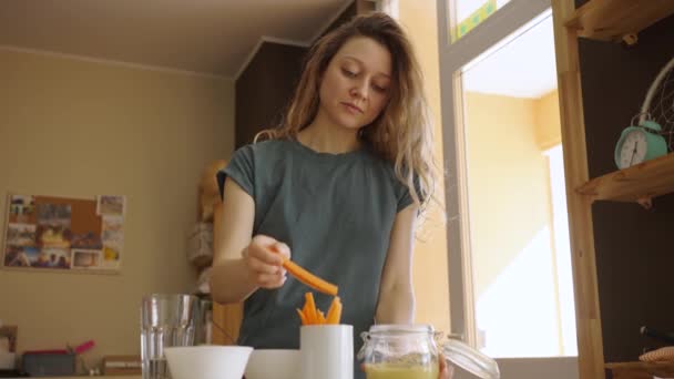 Ama Casa Mujer Come Hummus Casero Con Zanahorias Rodajas Frasco — Vídeo de stock