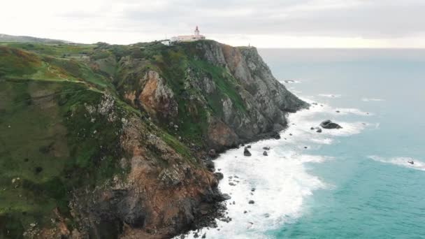 曇りの天気でヨーロッパの西海岸にポルトガルの岬岩の空中ビュー 大西洋の波に流された高い岩礁 — ストック動画