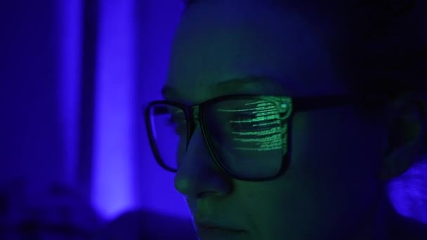 Mulher Analista Programador Trabalha Computador Óculos Close Código Binário Refletido — Vídeo de Stock