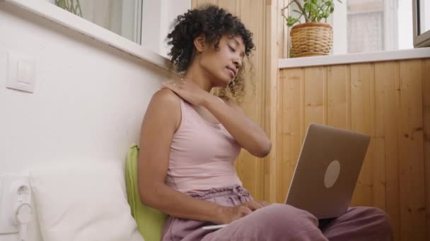 Afro Amerikaanse Vrouw Werkt Thuis Een Laptop Verkeerde Positie Kneedt — Stockvideo