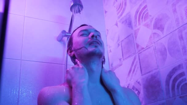 Homme Aux Cheveux Longs Lave Dans Salle Bain Pisse Avec — Video