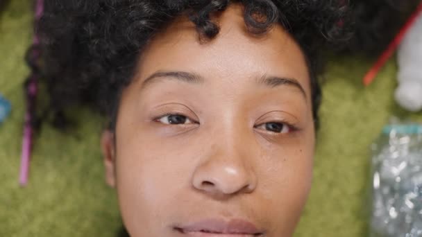 Väckande Kvinna Ligger Bland Plast Närbild Öppnar Ögonen Liggande Mattan — Stockvideo
