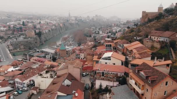 Flygfoto Över Den Historiska Stadskärnan Tbilisi Molnigt Väder Fantastisk Flygning — Stockvideo