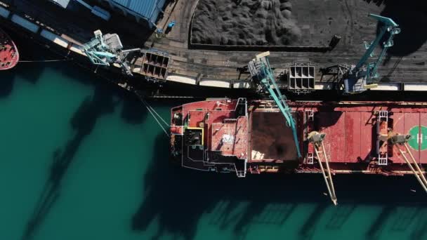 Havenkranen Lossen Een Zeeschip Met Steenkool Minerale Meststoffen Vanuit Lucht — Stockvideo