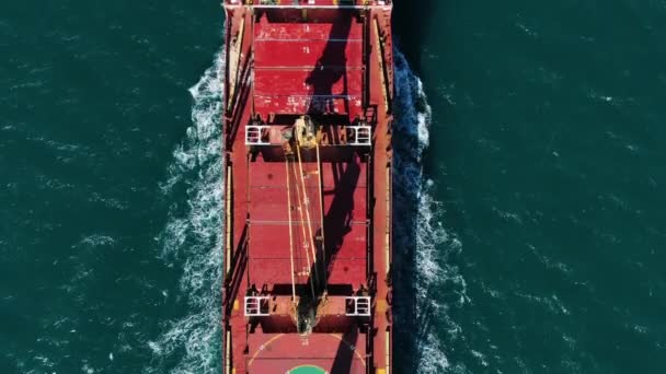 Widok Góry Pływający Gigantyczny Statek Produktami Naftowymi Lub Ziarnem Środku — Wideo stockowe