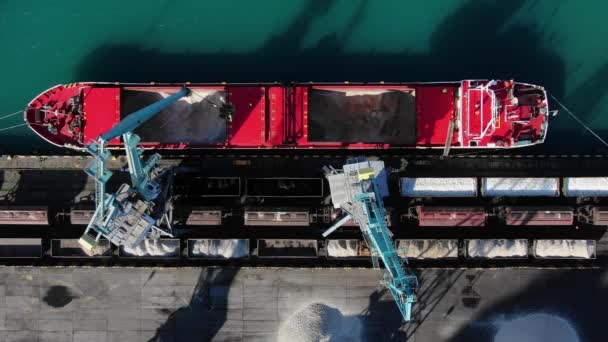 Żurawie Portowe Rozładowują Statek Nawozami Mineralnymi Wagonów Kolejowych Widok Lotu — Wideo stockowe