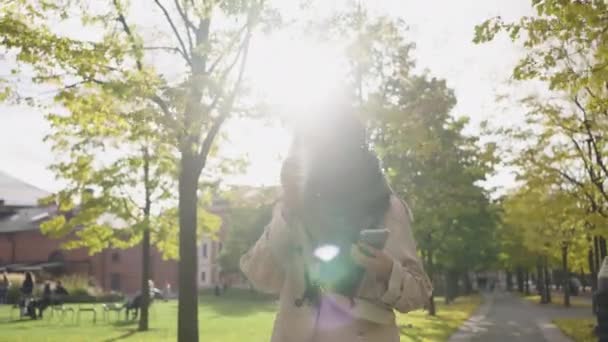 Stilvolle Frau Mit Baskenmütze Spaziert Stadtpark Mit Einer Einwegtasse Kaffee — Stockvideo