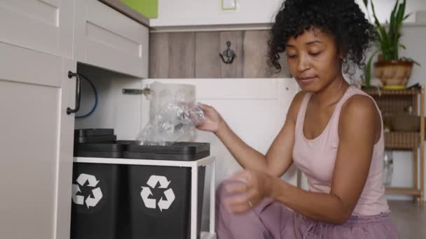 Afrikansk Amerikansk Kvinna Sorterar Plastflaskor Och Behållare Hemma Olika Behållare — Stockvideo
