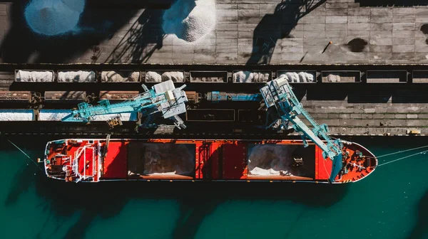 Duże Żurawie Portowe Rozładowują Statek Nawozem Lub Gruzem Porcie Morskim — Zdjęcie stockowe
