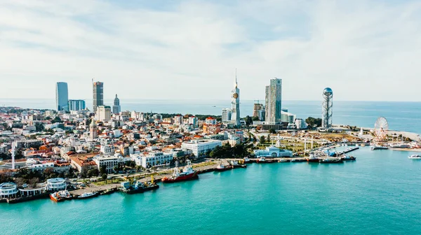Gürcistan 'daki Batumi şehrinin tarihi merkezinin panorama hava görüntüsü ve Karadeniz kıyısı, deniz limanı ve deniz istasyonu, kuş bakışı bir tatil köyü..