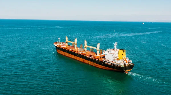 Statek Płynie Oceanie Słoneczny Dzień Transport Międzynarodowy Koncepcja Handlu Światowego — Zdjęcie stockowe