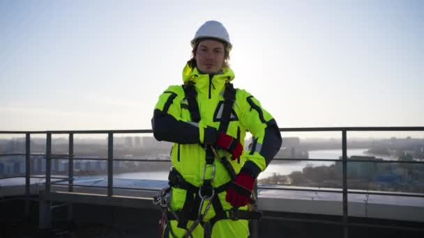 Retrato Homem Alpinista Industrial Macacão Verde Luz Trabalho Arnês Segurança — Vídeo de Stock