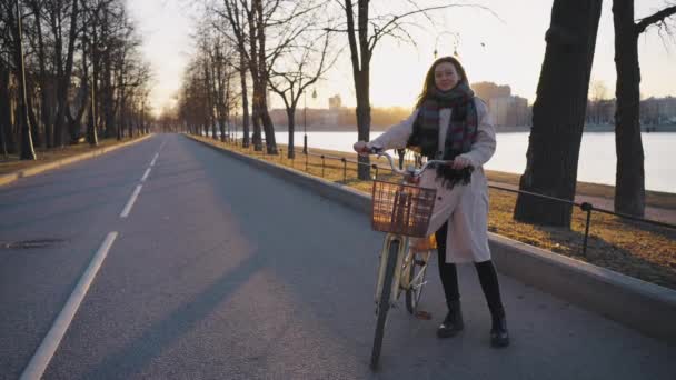 Стильна Жінка Теплому Шарфі Тренч Пальто Стоїть Круїзним Велосипедом Кошиком — стокове відео