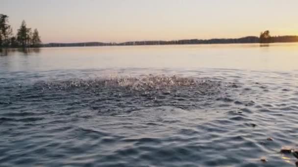皮划艇在日落时缓慢地在平静的水面上用黄色桨泼水 在一个平静的夜晚露营 — 图库视频影像