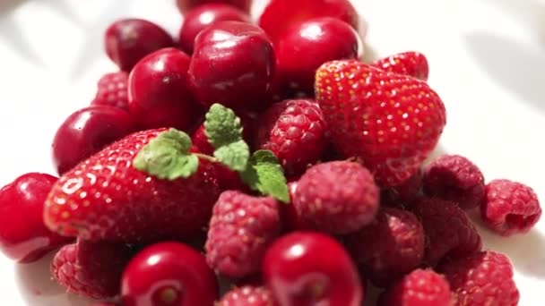 Zmeură Proaspătă Suculentă Căpșuni Cireșe Află Farfurie Albă Mic Dejun — Videoclip de stoc