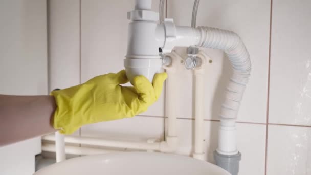 Encanador Desaperta Sifão Sob Pia Limpa Tubos Cabelo Sujeira Banheiro — Vídeo de Stock