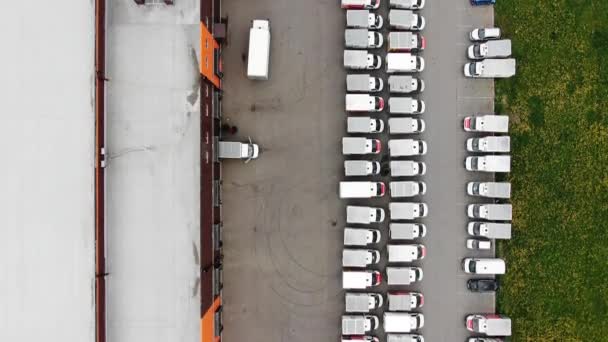 Blick Von Oben Auf Ein Logistiklager Mit Geparkten Lkw Die — Stockvideo