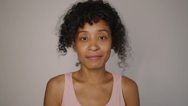 Glimlachende Afro Amerikaanse Vrouw Die Keuze Heeft Tussen Kleurrijke Plastic — Stockvideo