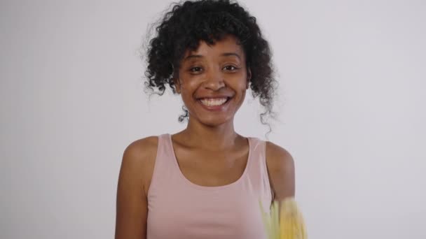 Portret Van Een Gemengde Ras Vrolijke Vrouw Een Lichte Achtergrond — Stockvideo