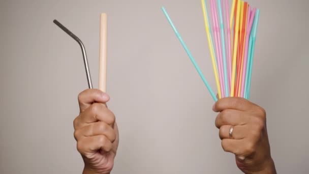 플라스틱 빨대와 나무를 재사용 수있는 플라스틱 빨대를 아프리카 미국인의 소비의 — 비디오