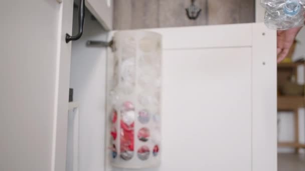 Een Vrouw Gooit Een Verfrommelde Plastic Fles Vuilnisbak Thuis Keuken — Stockvideo