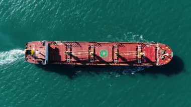 Büyük bir kızıl deniz gemisi denizde seyrediyor, yukarıdan aşağıya doğru. Kargo, konteynır ve petrol ürünlerinin deniz yoluyla taşınması, küresel uluslararası ticaret