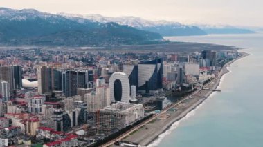 Yüksek modern gökdelenler otelleri olan Batumi sahilinin havadan görünüşü. Bir turizm beldesinin sahil şeridinde otel inşaatı.