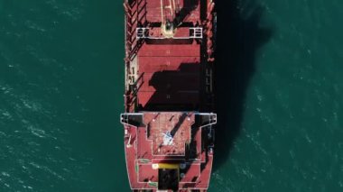 Büyük kırmızı gemi kargo, deniz ticari kargo taşımacılığı ve lojistikle denizde yol alıyor. Uluslararası küresel iş.