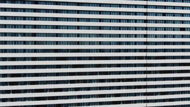从空中俯瞰酒店的庞大立面 有许多完全相同的阳台和窗户 高层单调乏味的大楼 大商业中心 — 图库视频影像