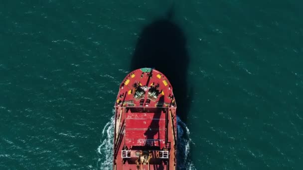 Denizde Büyük Bir Geminin Yukarıdan Görünen Görüntüsü Dalgaları Yarıp Geçiyor — Stok video