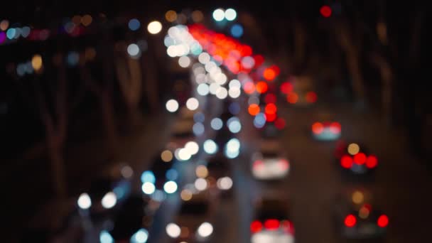 4車線の都市高速道路 ラッシュ時の交通渋滞 夕方または夜の交通量の多い赤信号 スローモーションで車の赤いヘッドライト — ストック動画