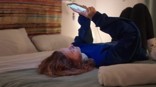 Γυναίκα Ένα Smartphone Στα Χέρια Της Βρίσκεται Ένα Κρεβάτι Μια — Αρχείο Βίντεο