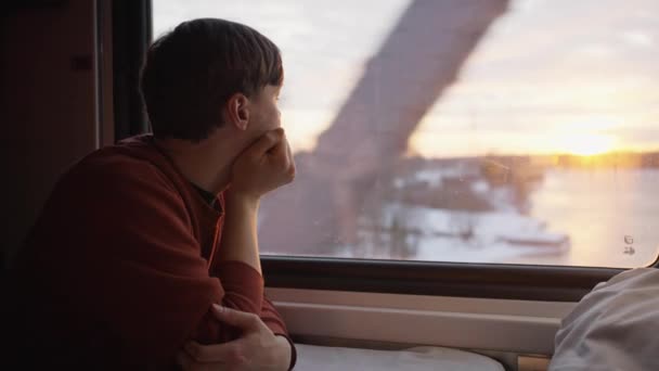 Düşünceli Bir Adam Kompartıman Vagonunda Trene Biner Gün Batımında Pencereden — Stok video