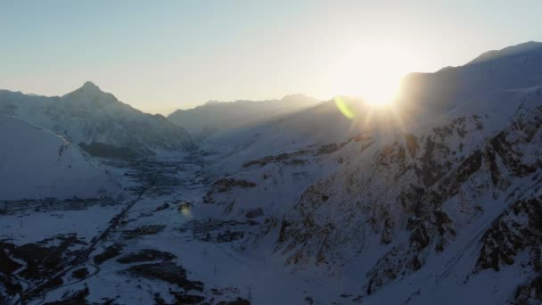 Atemberaubende Luftaufnahme Eines Schneebedeckten Tals Den Bergen Winter Bei Sonnenuntergang — Stockvideo