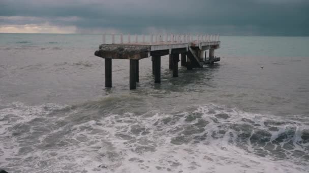 Zeegolven Slaan Tegen Metalen Zuilen Van Een Oude Ruïne Pier — Stockvideo