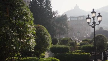 Gürcistan 'da güneşli bir günde Tiflis' in tarihi merkezinin parktaki kükürt banyosunun panoraması. Şehir merkezinde seyahat ve gezintiler..