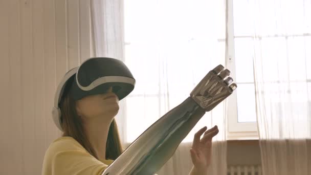 Uma Mulher Óculos Realidade Virtual Com Uma Prótese Braço Biônica — Vídeo de Stock