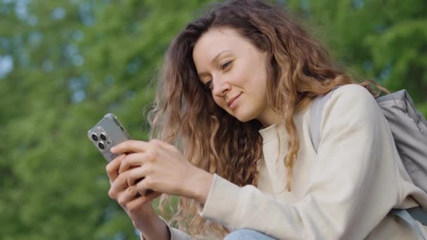 Vrouwelijke Student Zit Met Een Smartphone Haar Handen Doet Online — Stockvideo
