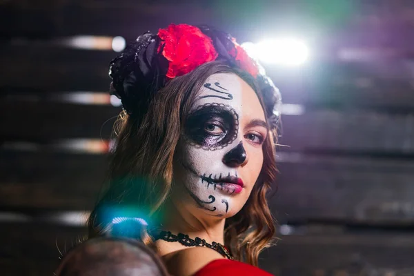 Portret Seksownej Kobiety Makijażu Halloween Czerwonymi Czarnymi Różami Głowie Czerwonej — Zdjęcie stockowe