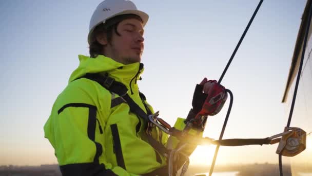 Alpinista Industrial Macho Feliz Mostrando Polegares Para Cima Enquanto Pendurado — Vídeo de Stock