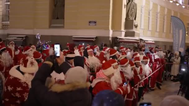 클로스 의상에 선수의 군중은 광장에서 따뜻하게하고 전화에 셀카를 찍고있다 러시아 — 비디오