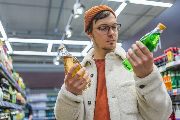 Pelanggan Pria Supermarket Dengan Hati Hati Membaca Komposisi Limun Dan Stok Foto Bebas Royalti