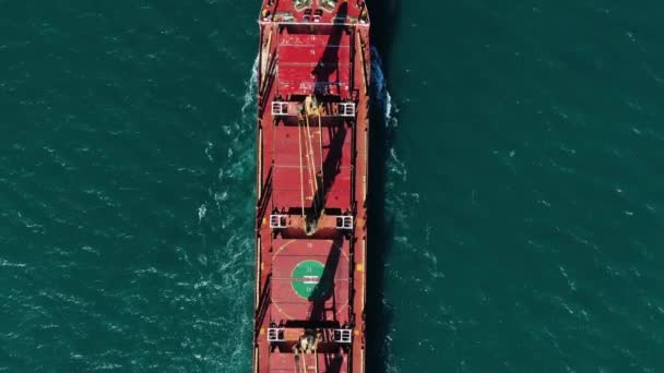 一艘装载谷物或燃料的海船沿着黑海航行到乌克兰港口 从空中俯瞰扩大谷物交易 — 图库视频影像