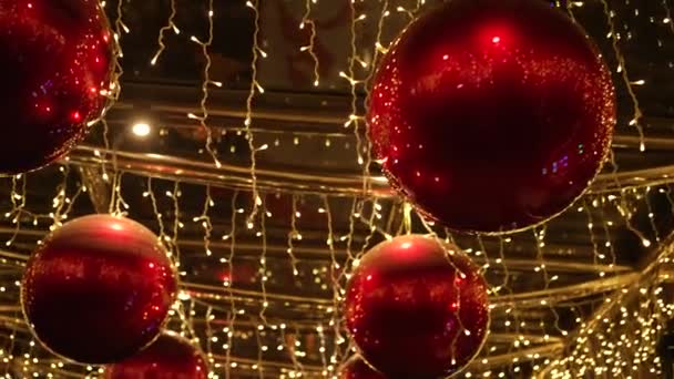 Piros Labdák Sárga Karácsonyi Elektromos Koszorúk Lógnak Tetőről Panoráma Este — Stock videók