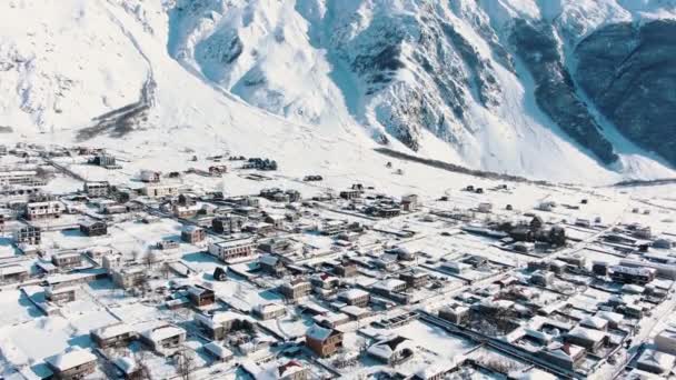 Malé Městečko Úpatí Vysokých Hor Ledovci Pokrytými Sněhem Zimě Letecký — Stock video