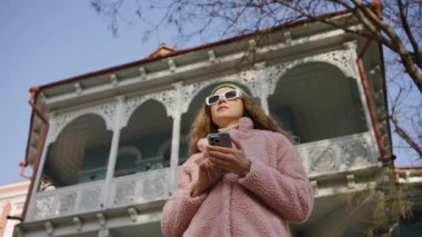 Modaya uygun bir kadın elinde cep telefonuyla durup komik haberler okuyor ya da sokakta güneş gözlüklü arkadaşlarıyla internetten iletişim kuruyor. Hippi bir kız akıllı telefonuyla yürür ve...