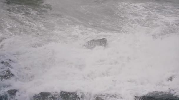 Θύελλα Στη Θάλασσα Τεράστια Κύματα Συντρίβονται Στη Βραχώδη Ακτή Σπρέι — Αρχείο Βίντεο